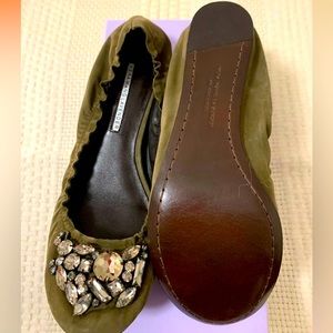 Vera Wang jeweled olive sided ballet flat never worn size 8